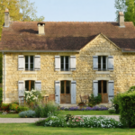 découvrez les caractéristiques uniques de la maison meulière, ses avantages, ses inconvénients, et pourquoi ce style architectural traditionnel séduit toujours.