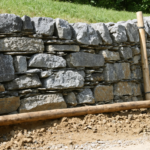 découvrez les techniques efficaces pour stabiliser un mur en pierre inclinant et assurer sa solidité durable. guide pratique pour réparer et renforcer vos murs en pierre.