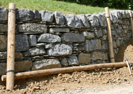 découvrez les techniques efficaces pour stabiliser un mur en pierre inclinant et assurer sa solidité durable. guide pratique pour réparer et renforcer vos murs en pierre.